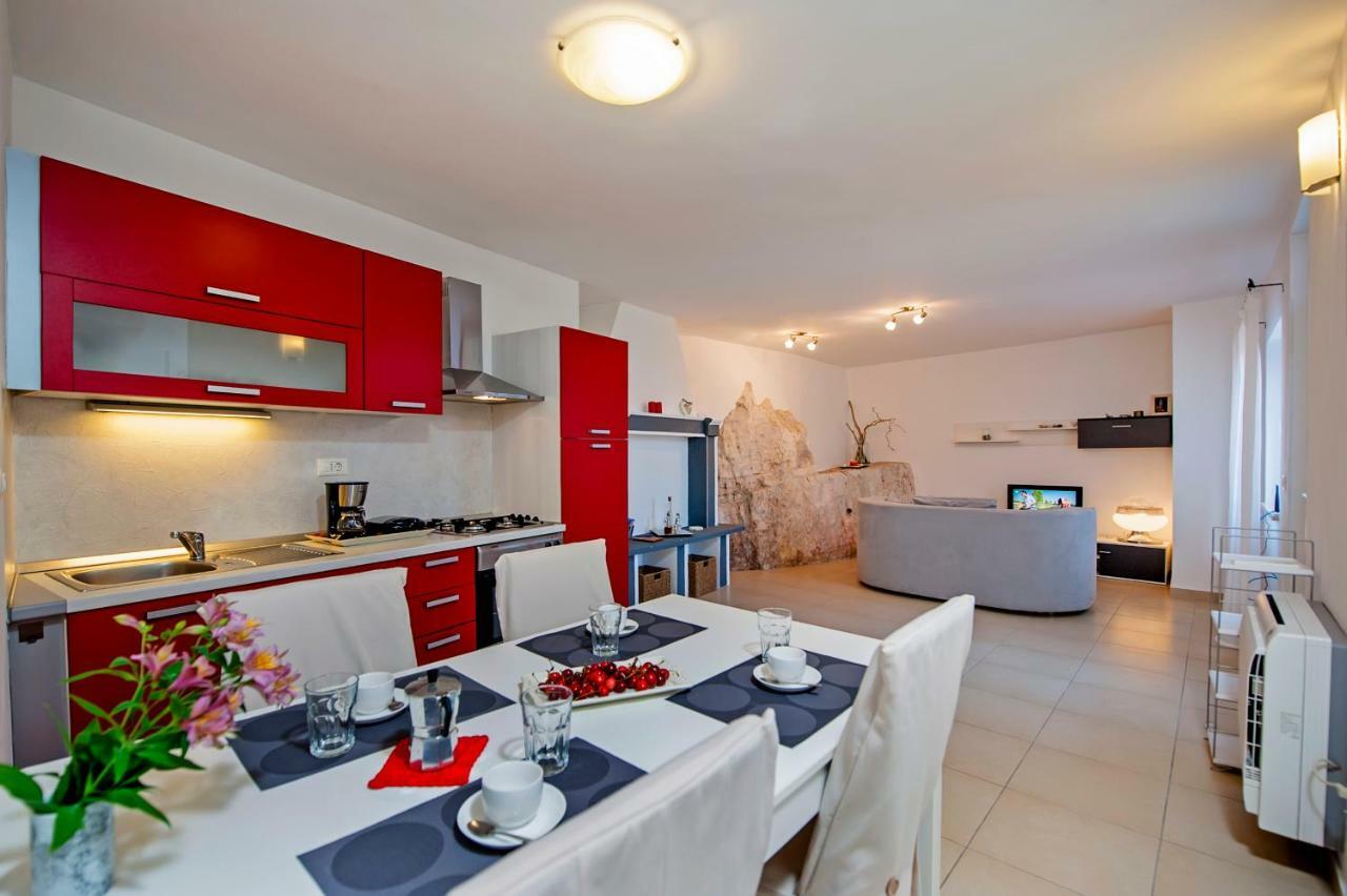 Dietro La Grotta Apartment